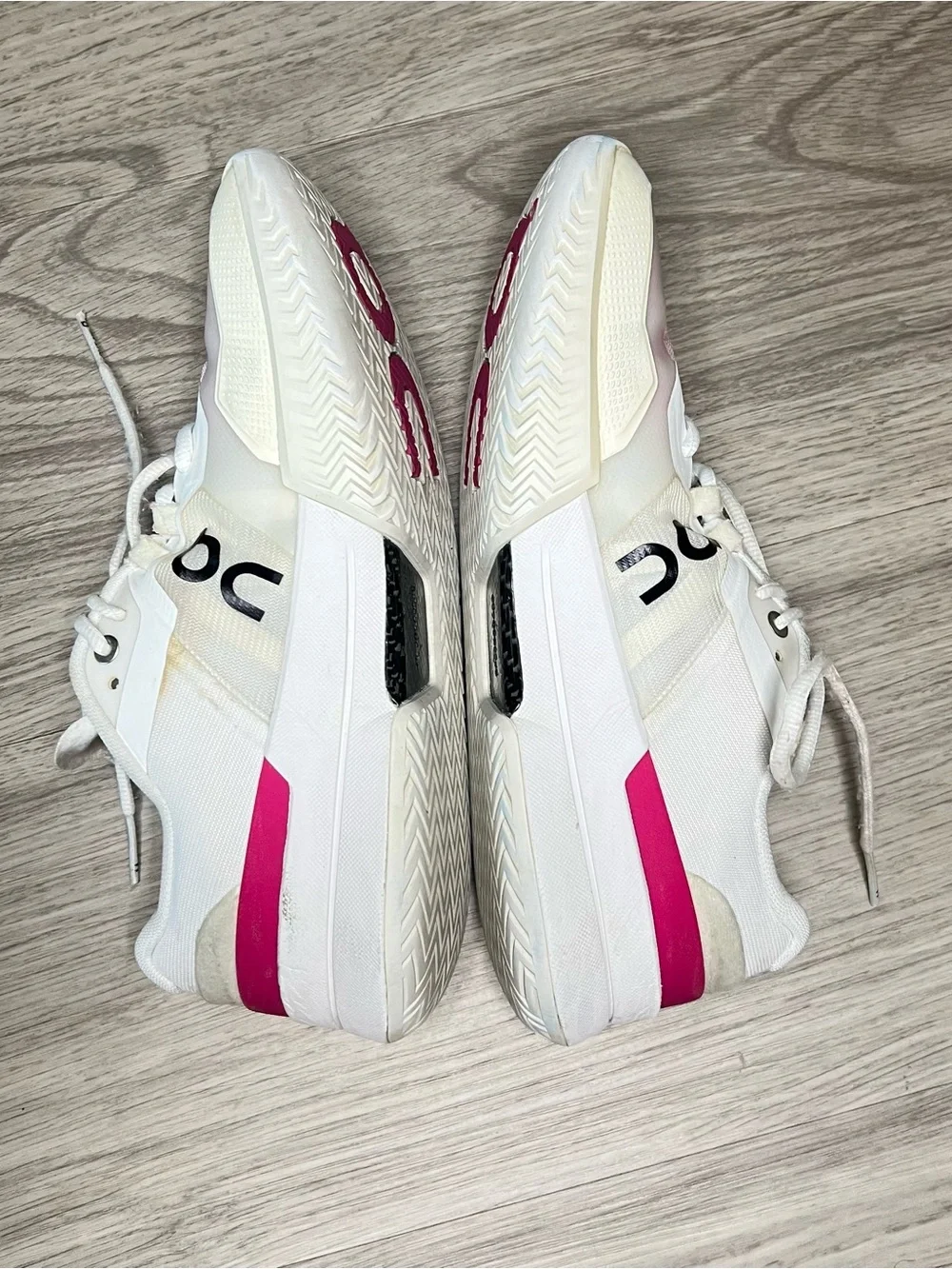 On Brand The Roger Pro 2 Federer White/Pink OC Sneakers Women's Sz 9 *Tiny Flaws